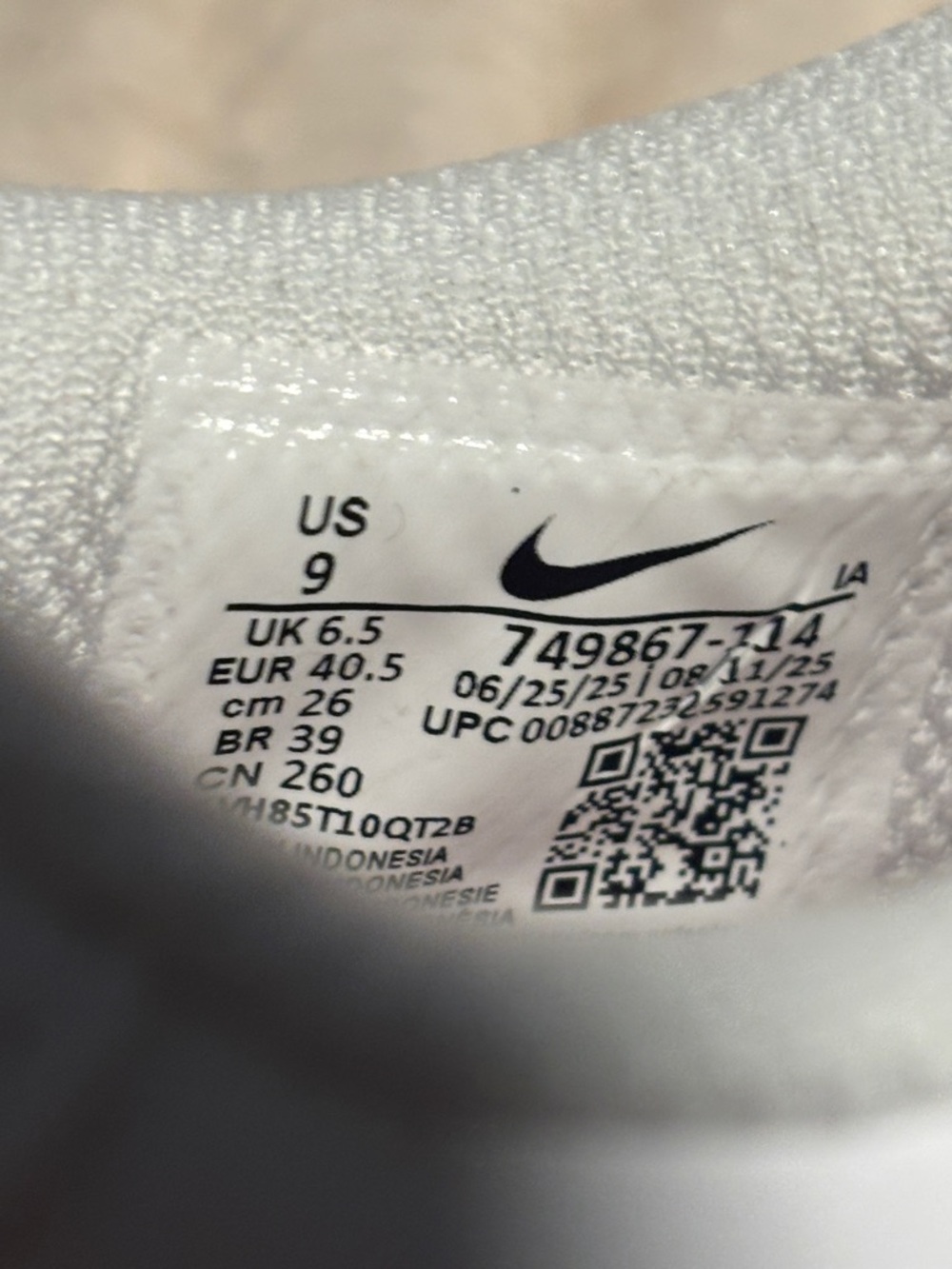 Nike White Low-Top Sneakers with Red Swoosh - Picture 5 of 6